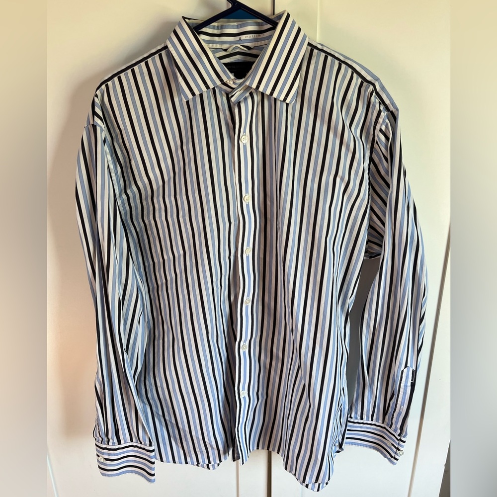 EXPRESS BLUE/WHITE BUTTON DOWN CLASSIC FIT DRESS SHIRT. SIZE XL.